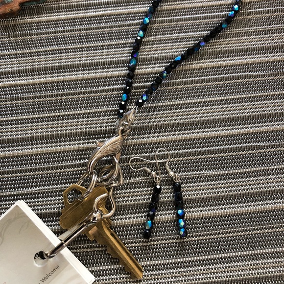 Earrings with key/badge wristlet or bracelet - Picture 4 of 8